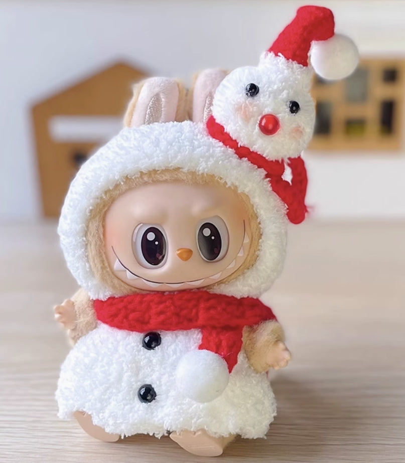 Labubu Sneewpop Pakje met Muts en Rode Sjaal