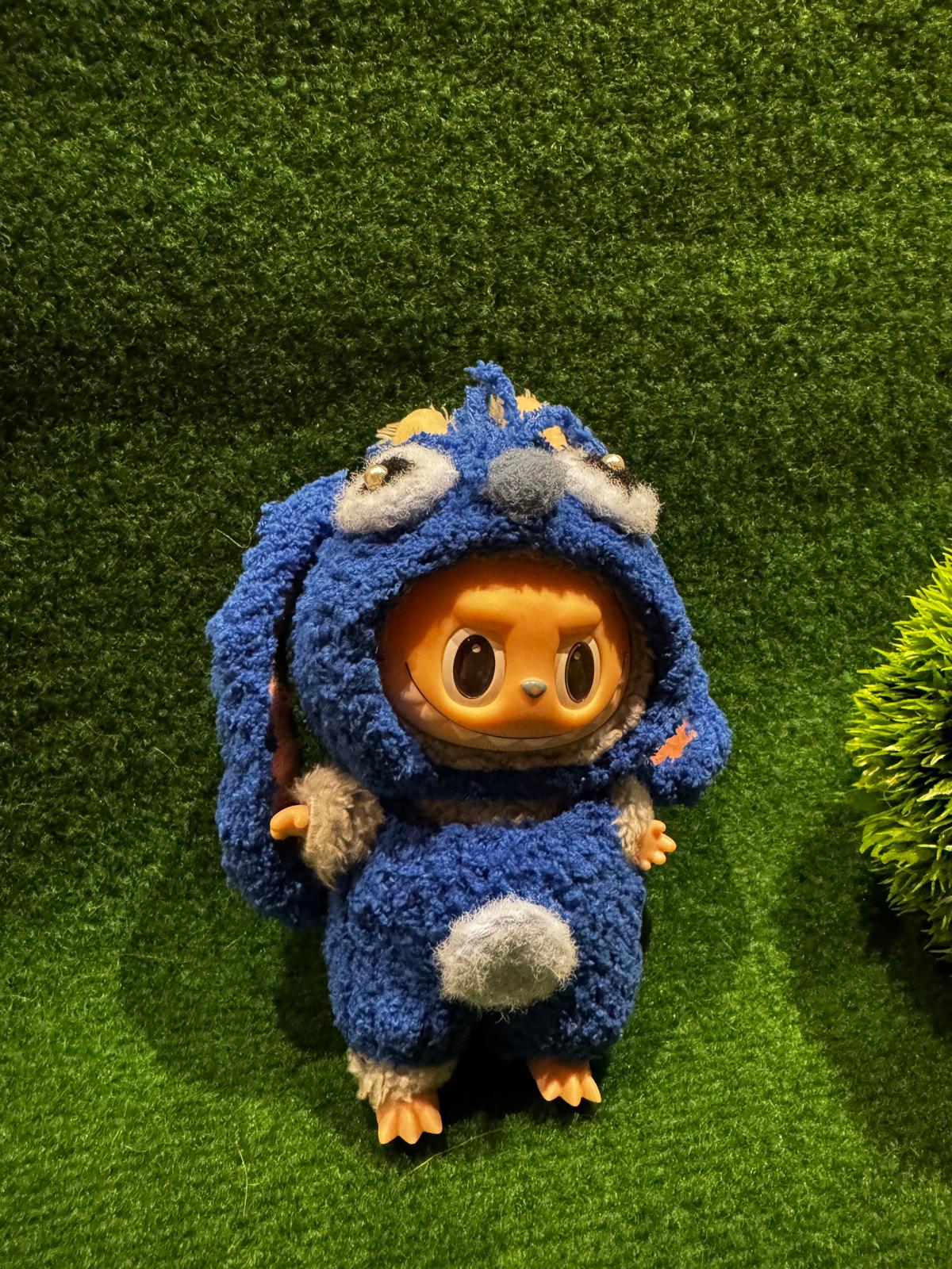 Labubu Blauwe Monster Outfit – Voor de Stoerste Knuffelmonster Avonturen!