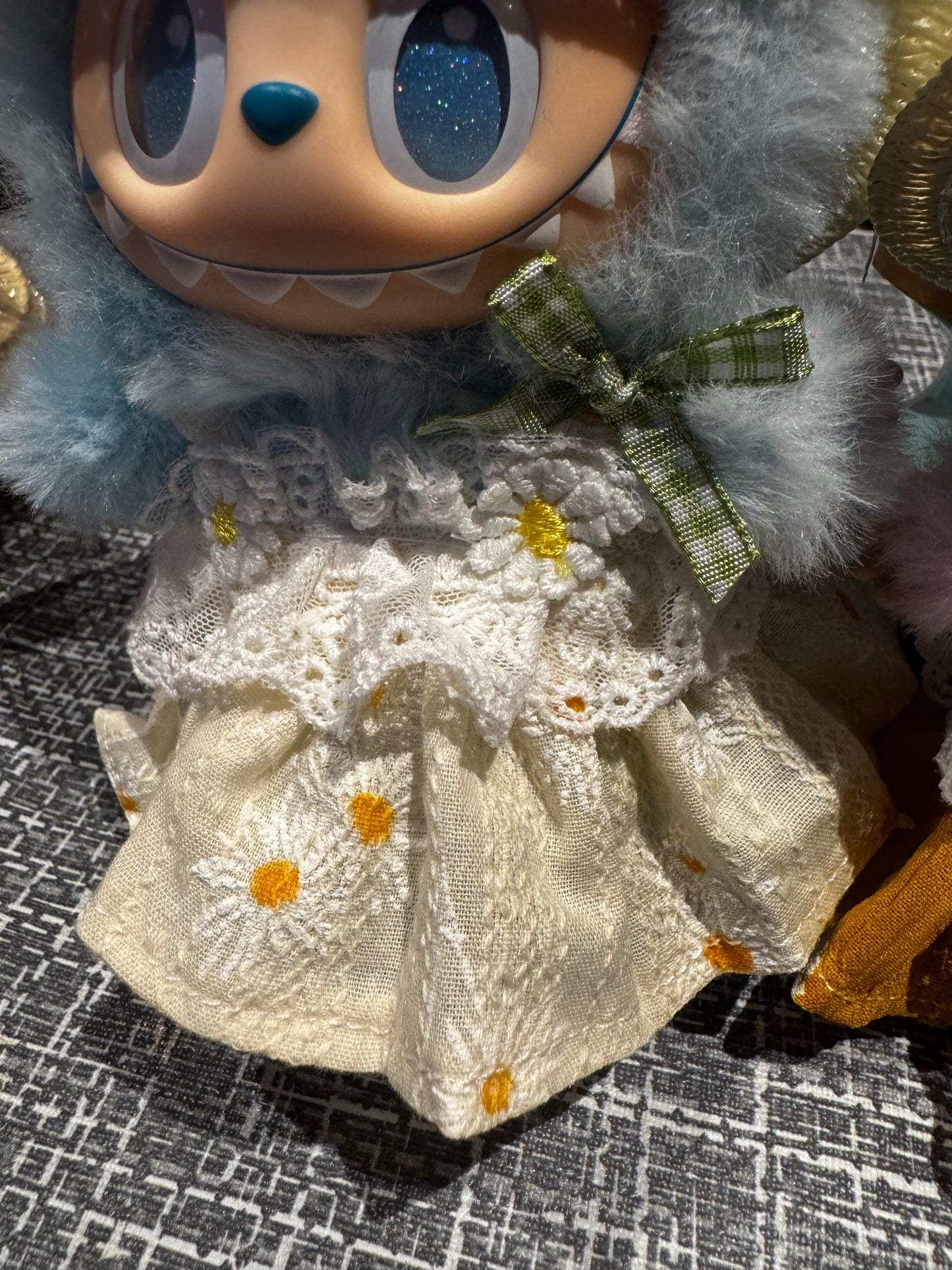 Labubu lady Rok met Hat