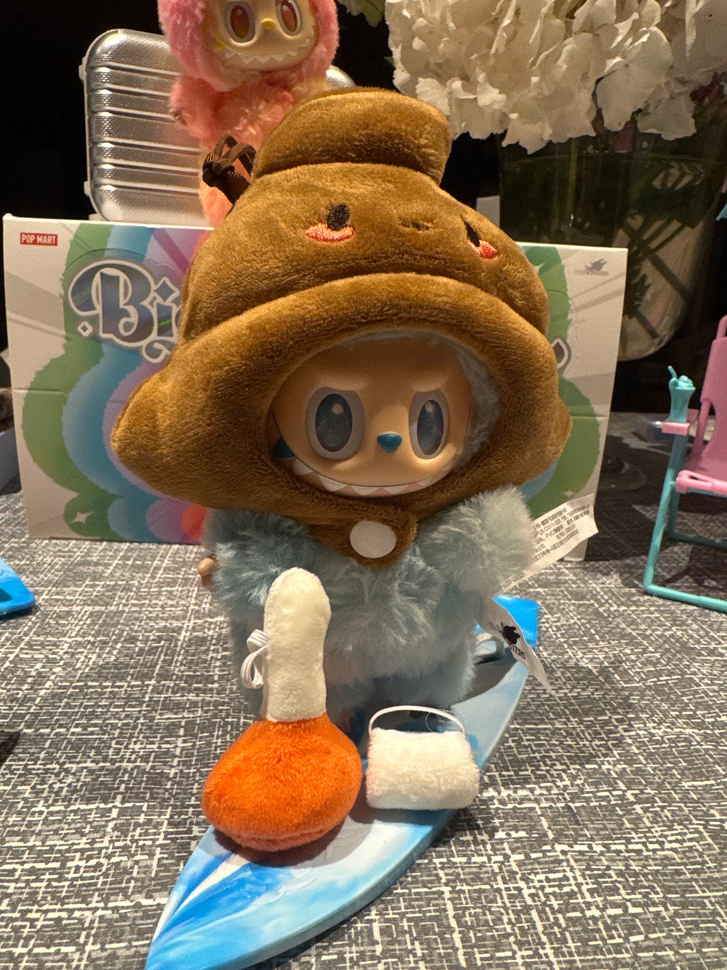 Labubu drolletje kostuum met toiletpapier en ontstopper