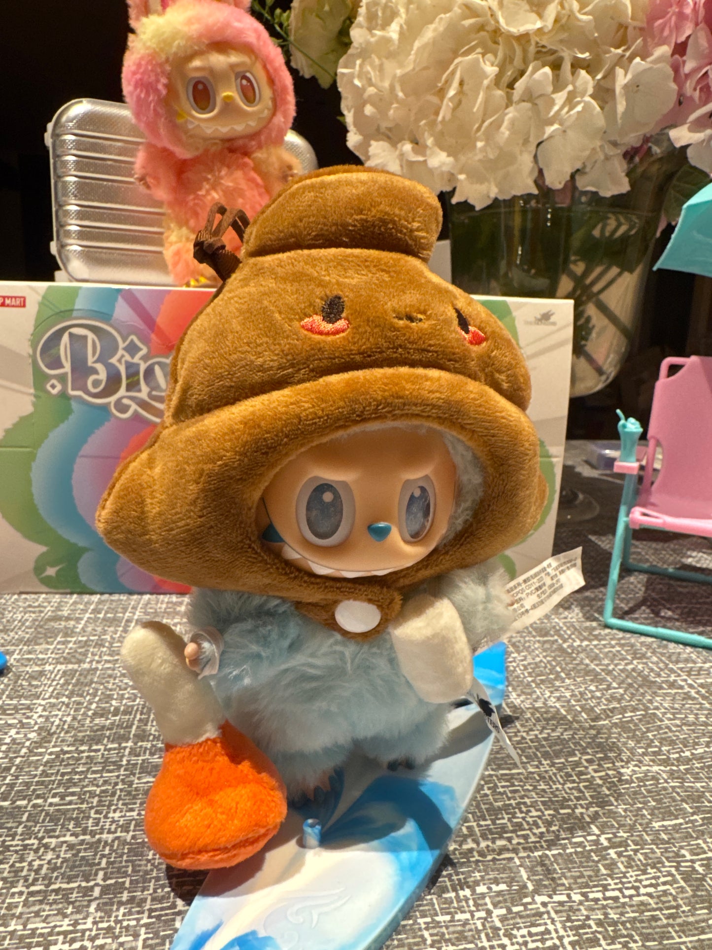 Labubu drolletje kostuum met toiletpapier en ontstopper